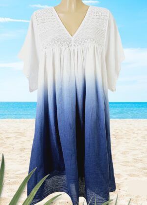 Robe courte d'été blanche et bleue avec doublure