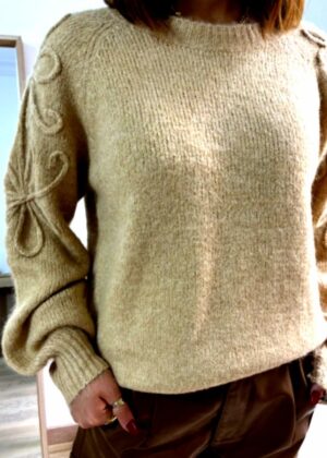 Pull femme beige en laine broderies sur les manches