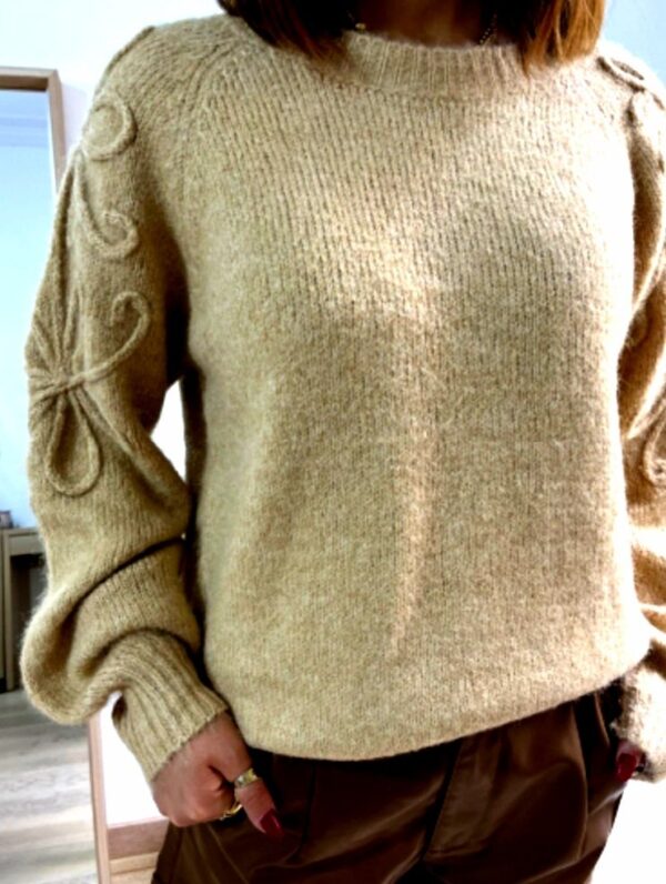 Pull femme beige en laine broderies sur les manches