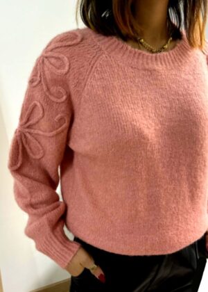 Pull femme rose en laine broderies sur les manches