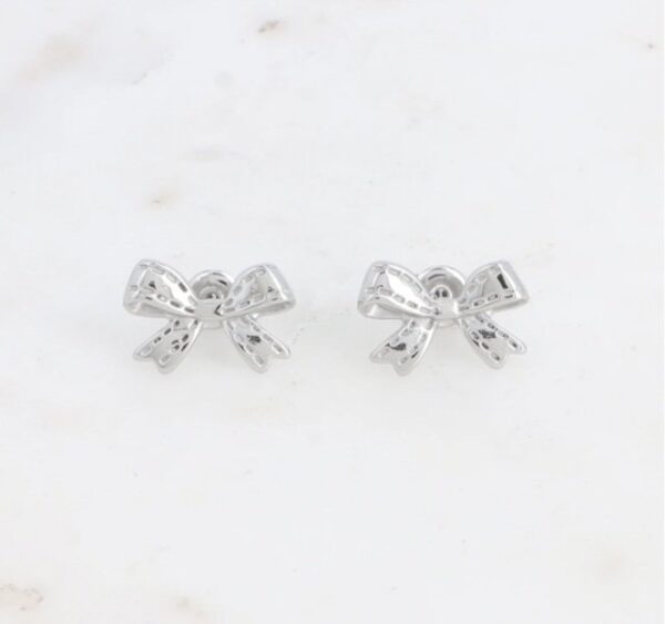 Boucles d’oreilles puces petit noeud papillon couleur argent