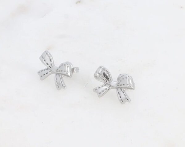 Boucles d’oreilles puces petit noeud papillon couleur argent