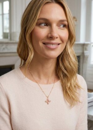 Collier femme Gwendolina chaîne émaillée, trèfle et pierre naturelle