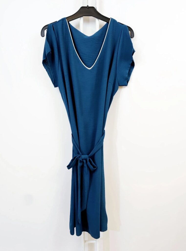 Robe vert émeraude d'été fluide avec ceinture