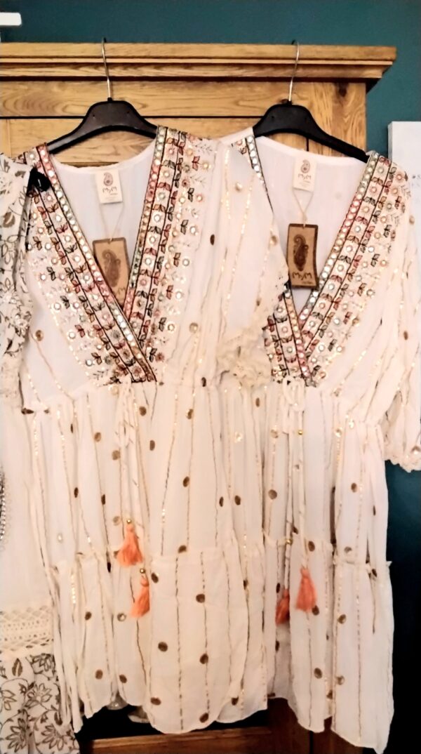 Robe Courte Bohême Beige Broderies Florales