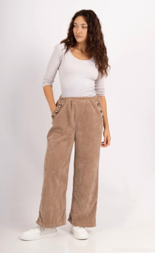 Pantalon en velours camel stretch avec boutons décoratifs