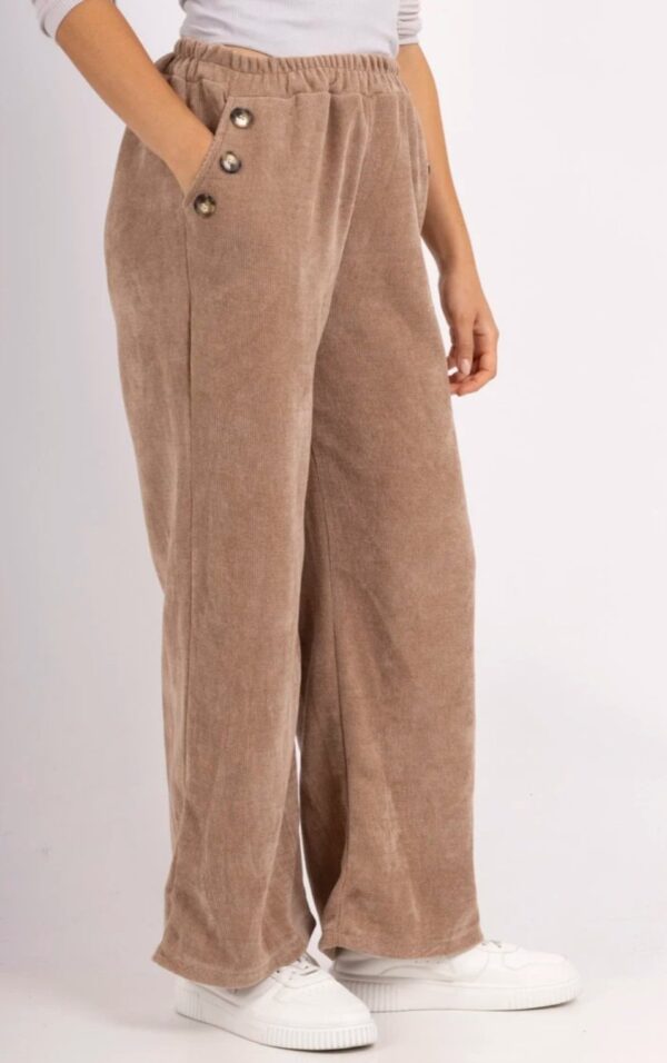 Pantalon en velours camel stretch avec boutons décoratifs – Image 4