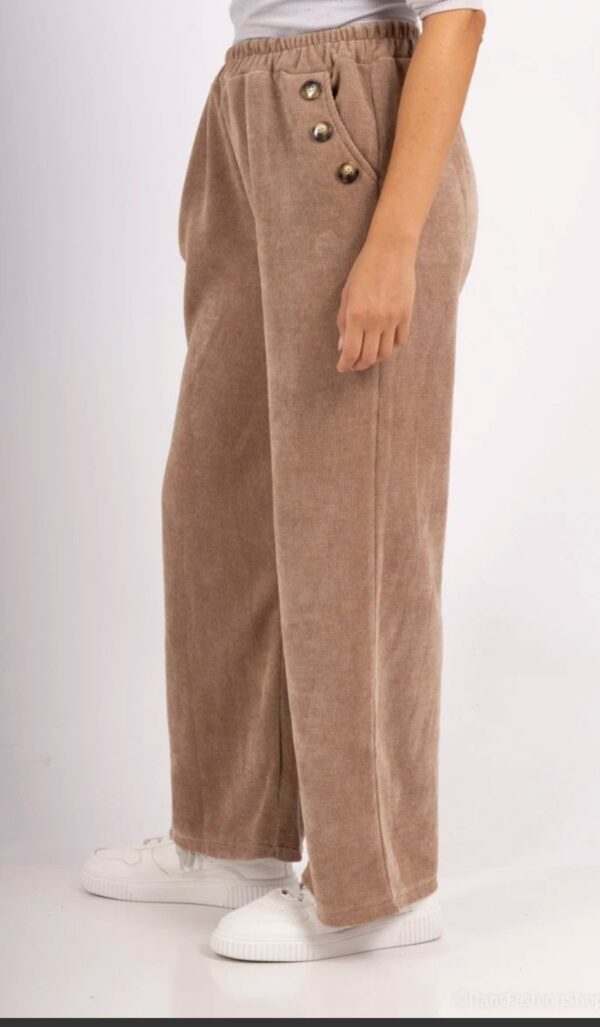 Pantalon en velours camel stretch avec boutons décoratifs – Image 2