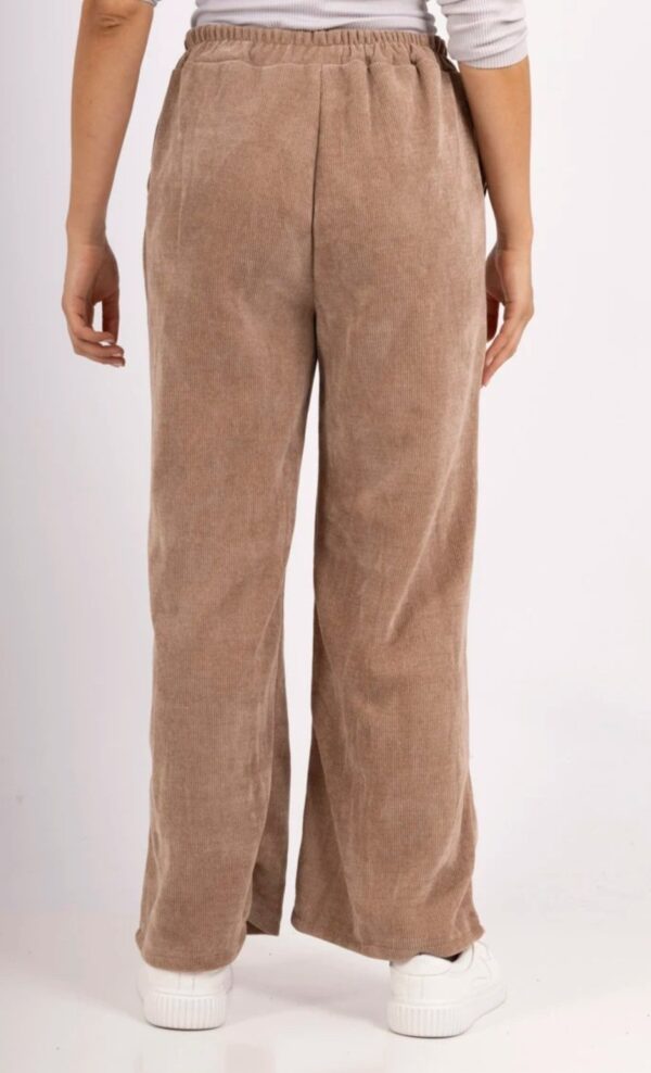 Pantalon en velours camel stretch avec boutons décoratifs – Image 3