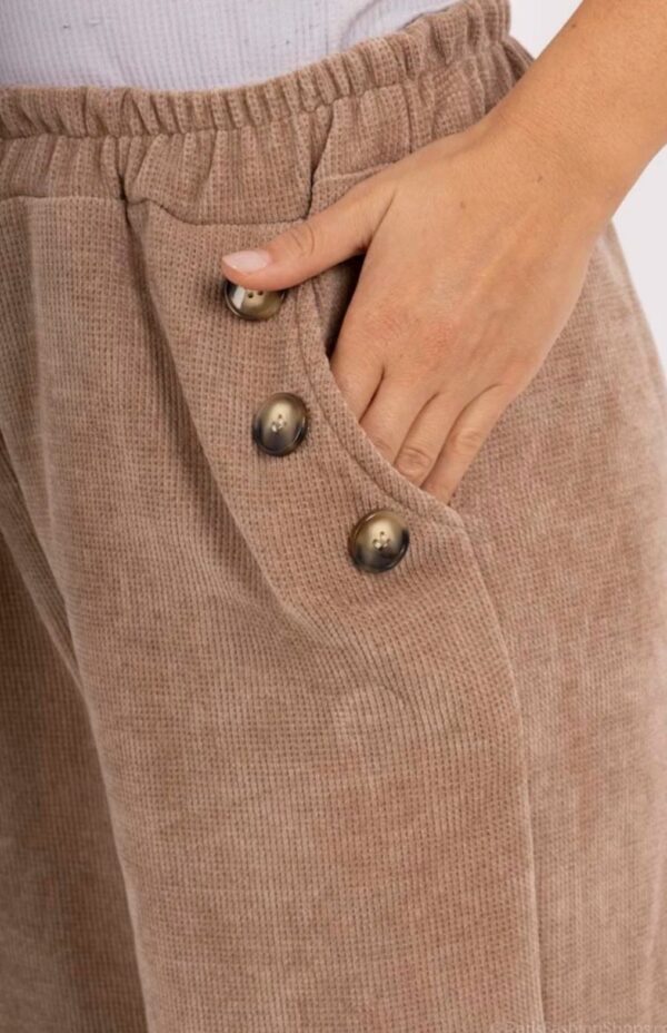 Pantalon en velours camel stretch avec boutons décoratifs – Image 5