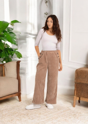 Pantalon en velours camel stretch avec boutons décoratifs