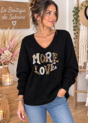 Pull noir femme encolure V - inscription léopard "MORE LOVE "