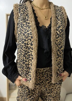 Gilet sans manches léopard bordé de moumoute – Tendance et confort assurés