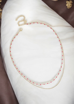 Collier fin doré avec perles fines rouges