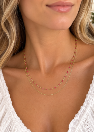Collier fin doré avec perles fines rouges