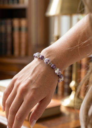 ​Bracelet artisanal en perles de céramique fleuries et perles nacrées