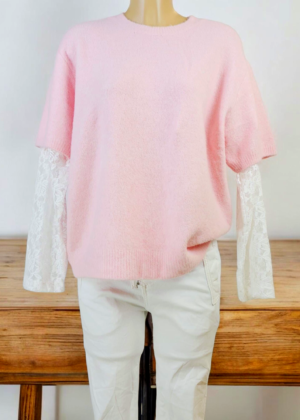 Pull rose manches dentelle blanche