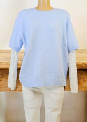 Pull bleu manches dentelle blanche