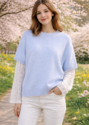 Pull bleu manches dentelle blanche