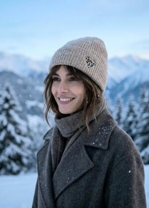 Bonnet doux taupe femme avec broderie coeur léopard.