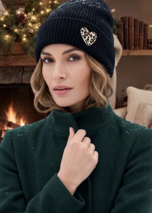 Bonnet doux noir femme avec broderie coeur léopard.